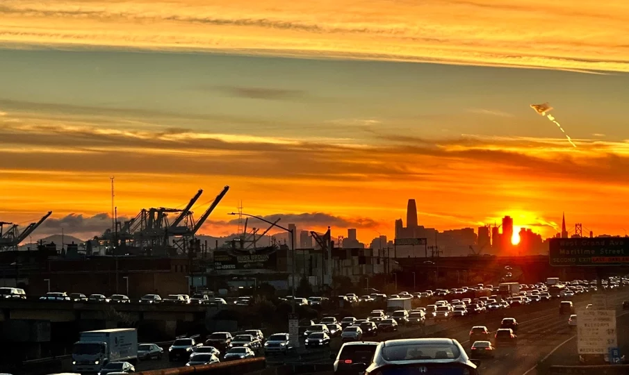 The sun sets behind San Francisco skyline as traffic moves during the rush hour on both directions of I-580 in Oakland, Calif., on Thursday, Nov. 10, 2022. (Ray Chavez/Bay Area News Group)
